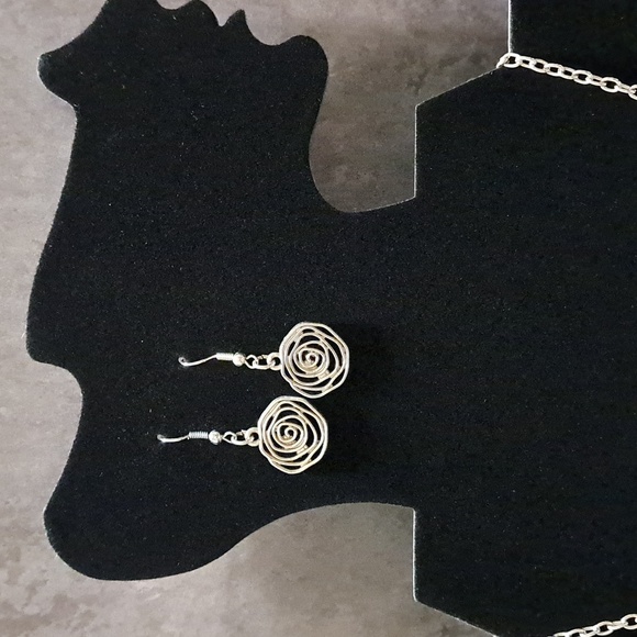 Paparazzi "Rosy Rosette" Necklace & Earring Set - Picture 4 of 5